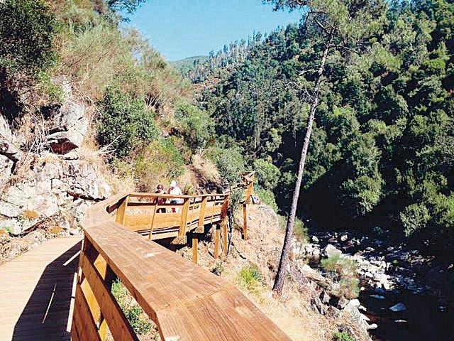 Fogo ameaça famosos passadiços de madeira sobre o rio Paiva