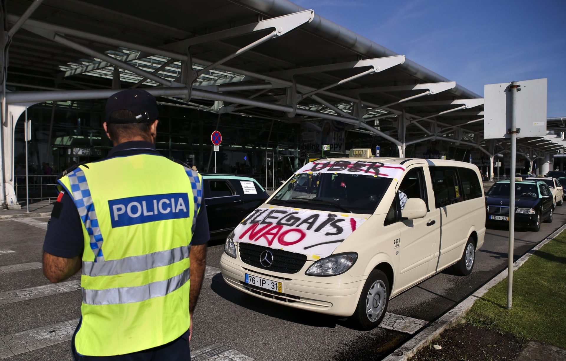 Quatrocentos taxistas protestam contra a Uber e já chegaram ao aeroporto