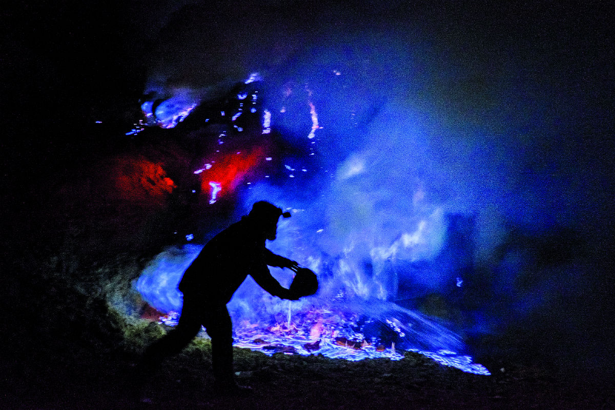 Kawah Ijen. Trabalhar na cratera  de um vulcão