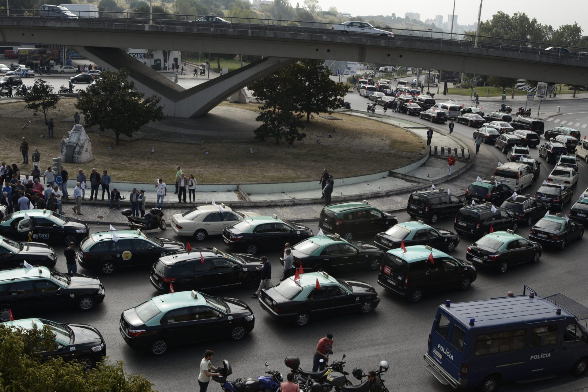 Reunião acaba sem consenso. Taxistas cercam aeroporto por tempo indeterminado