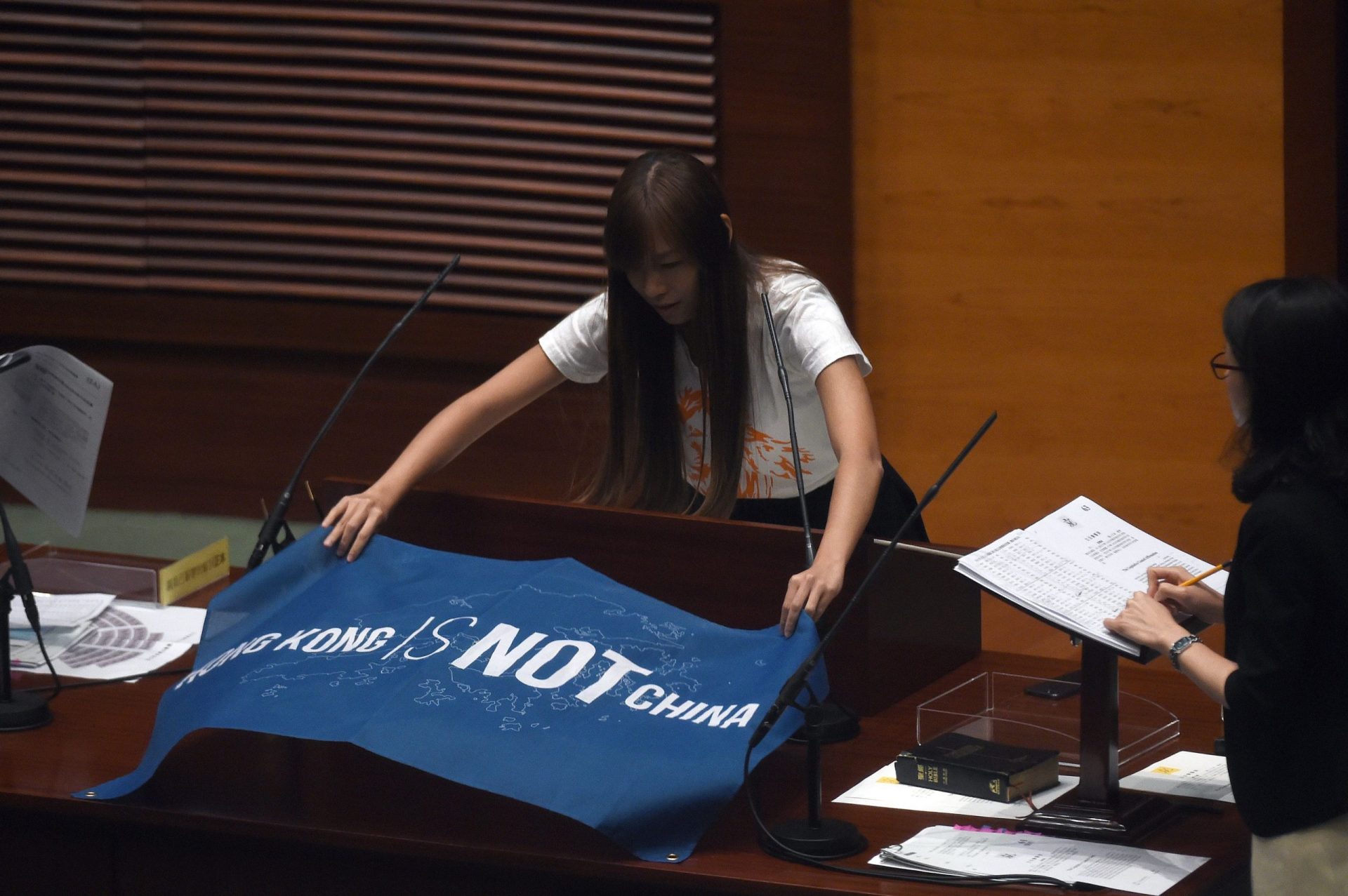 Hong Kong. Novos deputados pró-democracia desafiam China na tomada de posse