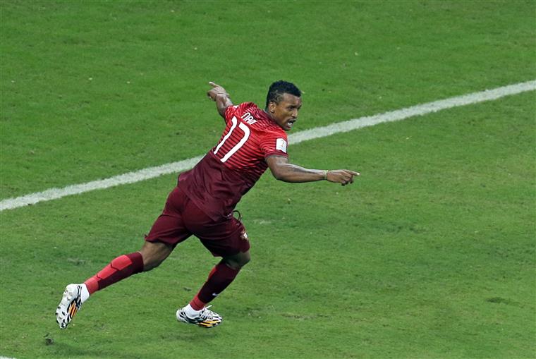 Futebol. Nani a postos para enfrentar o Barcelona