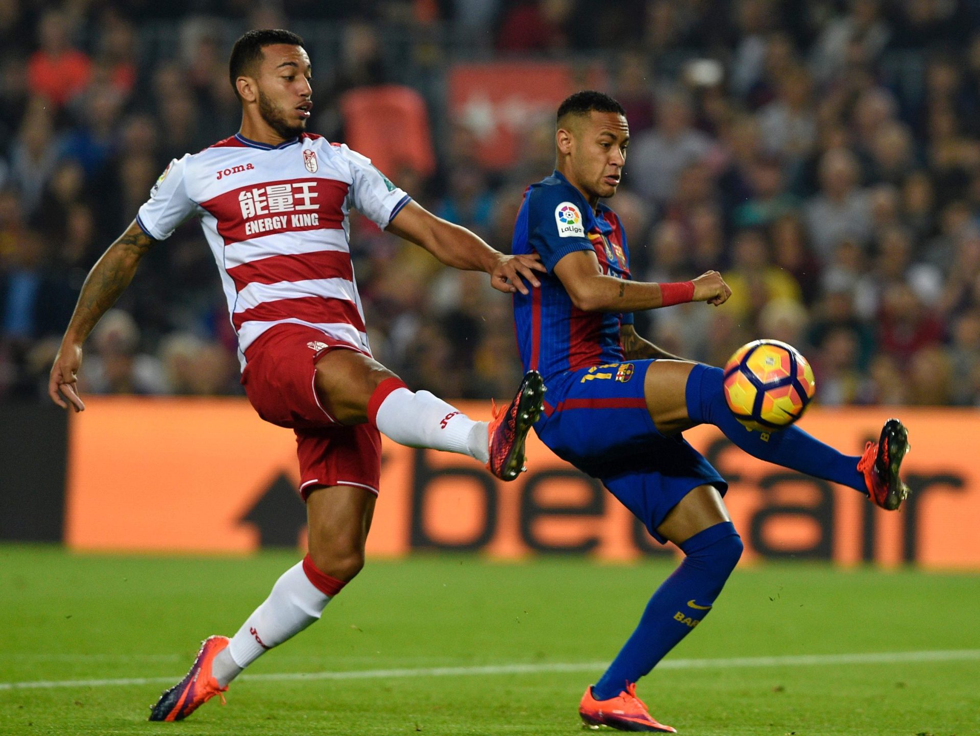 Neymar filmado a empurrar Ruben Vezo na escada de acesso aos balneários