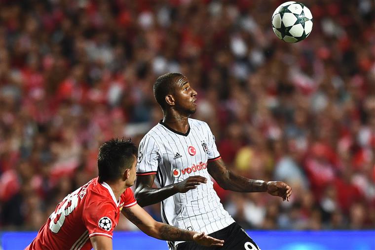 Futebol. Talisca diz-se “prejudicado por ser estrangeiro” no Benfica