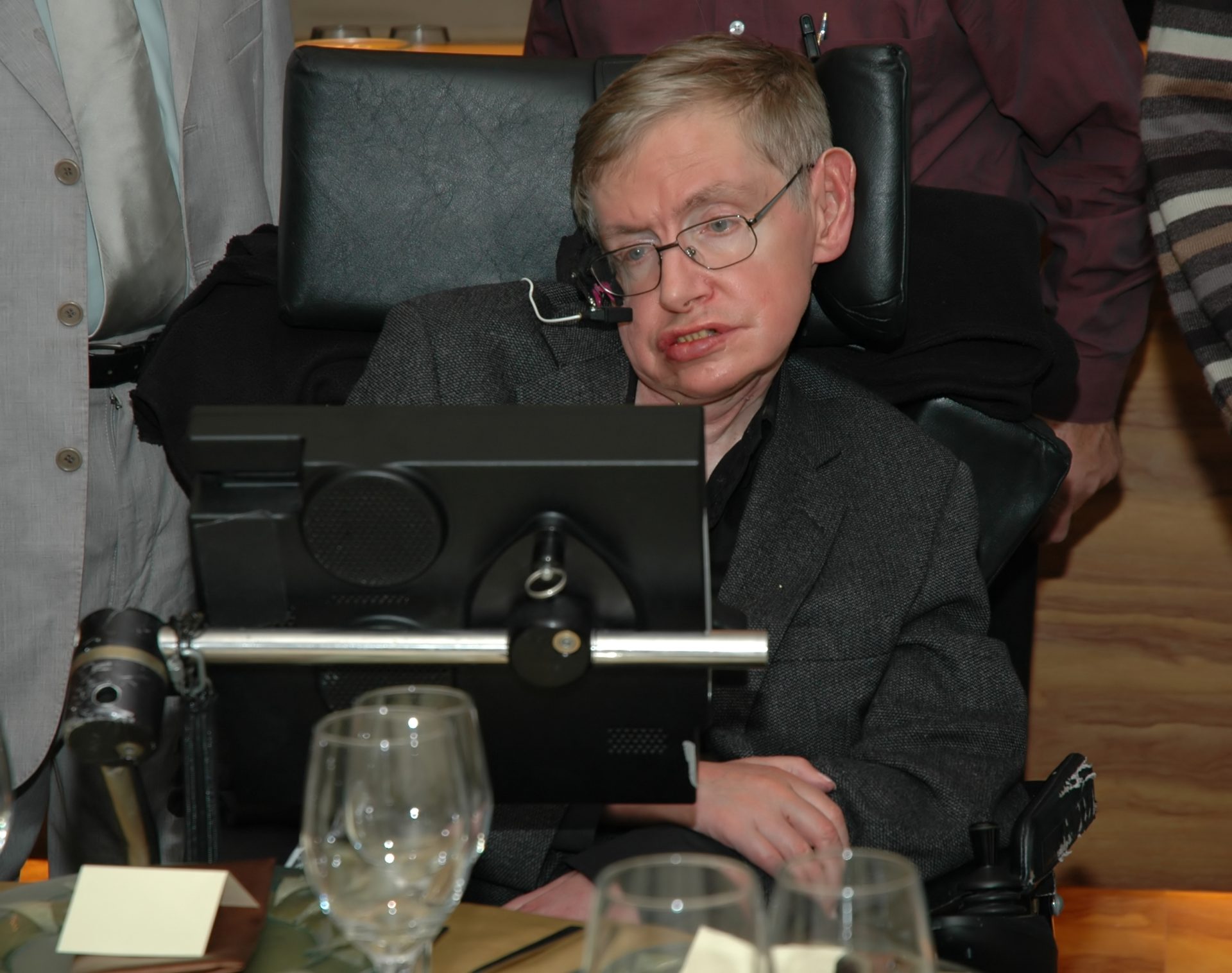 Stephen Hawking prevê futuro dos humanos na Terra. Quanto tempo nos resta?