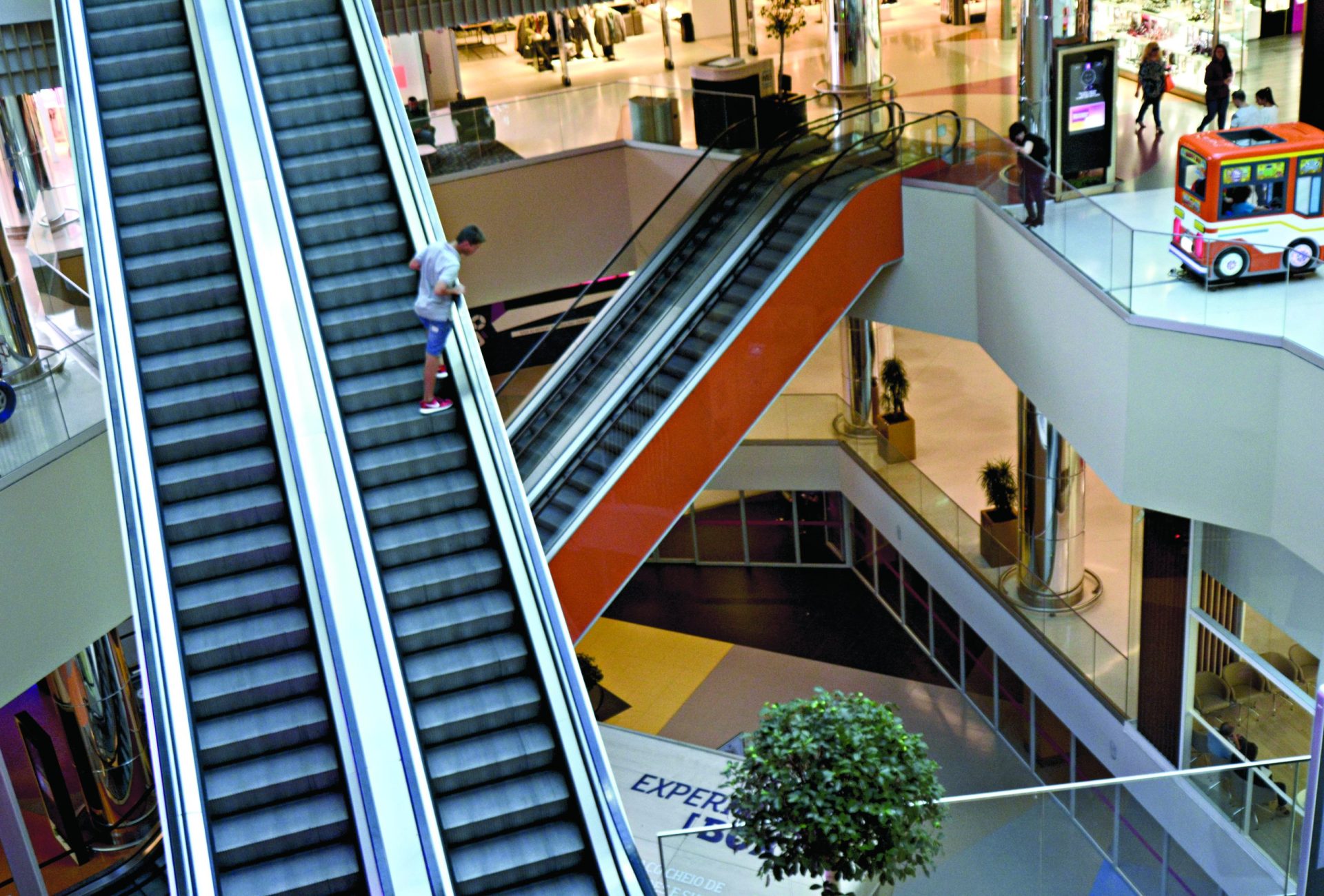 Setúbal. Amigo de jovem que morreu em centro comercial já é arguido [vídeo]