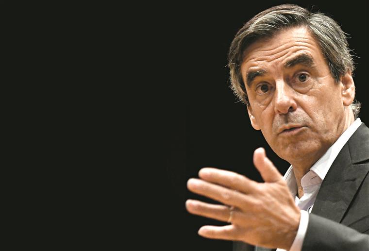 França. Fillon faz as pazes com as sondagens e vai correr ao Eliseu