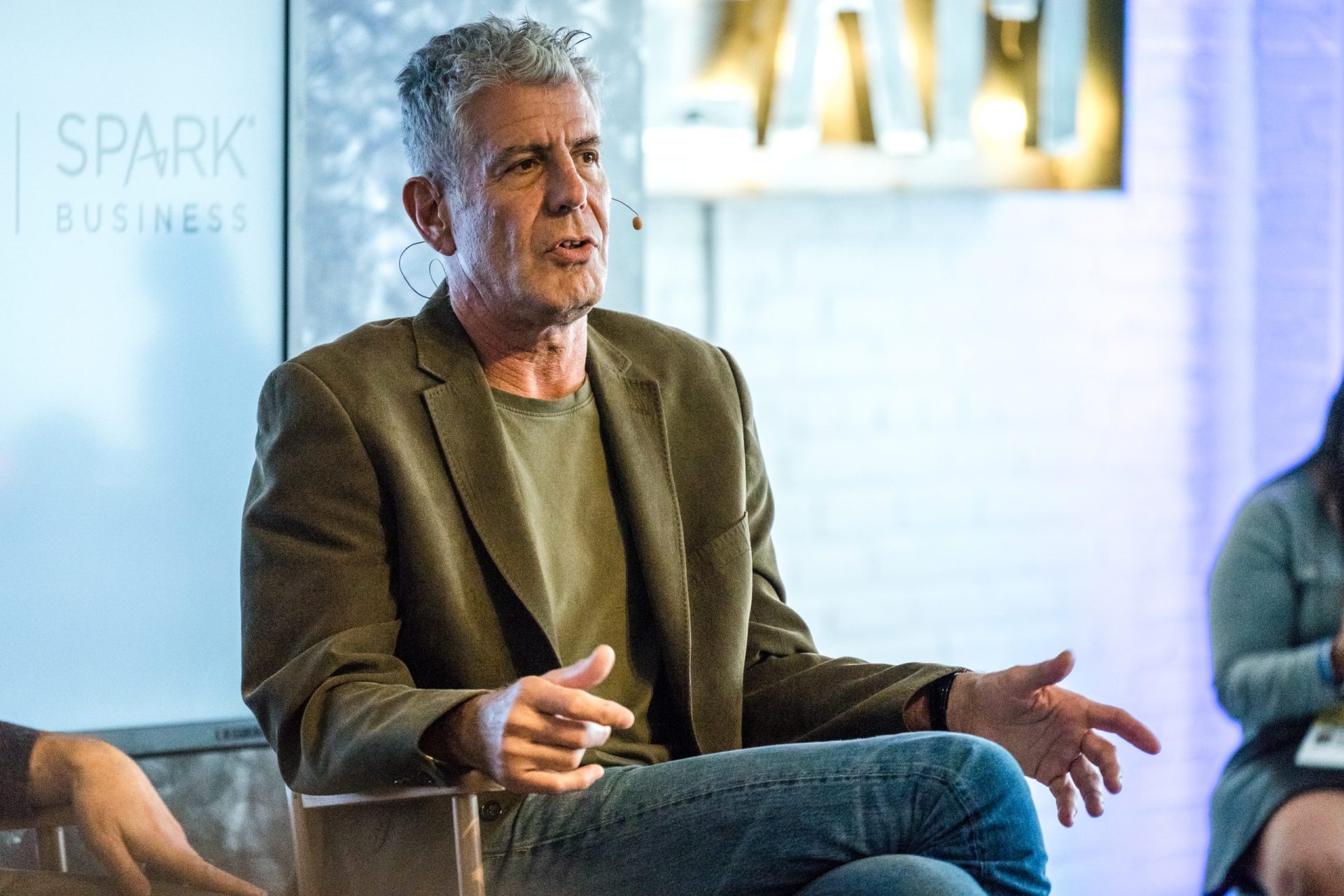 Sabe qual é o tipo de comida que nunca deve comer? Anthony Bourdain diz-lhe