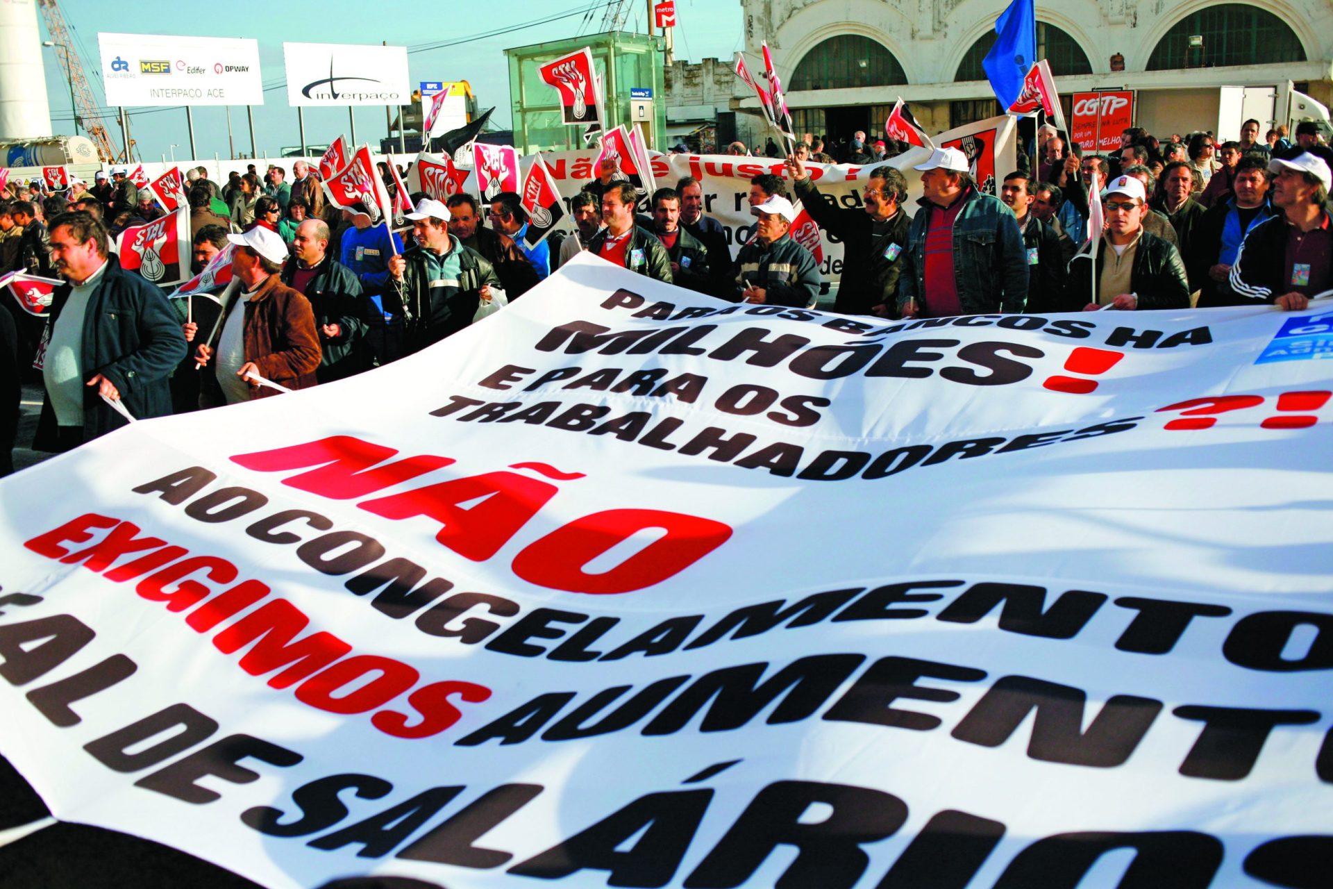 Orçamento. Reversão de cortes lança confusão nos salários do Estado