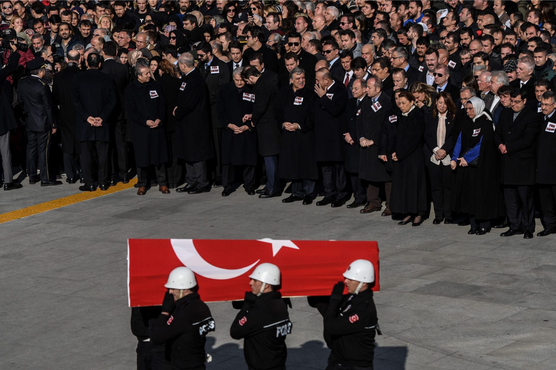 Turquia. Curdos do TAK reivindicam atentado junto ao estádio do Besiktas