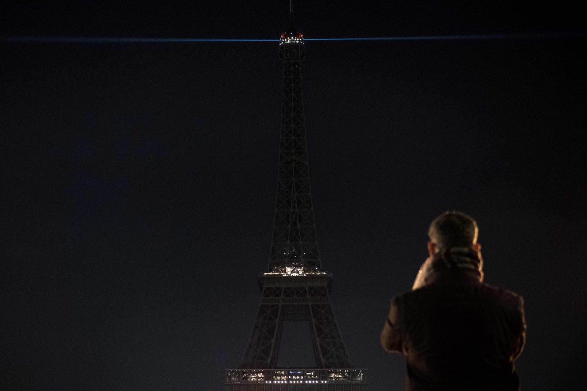 Torre Eiffel às escuras em solidariedade para com Aleppo