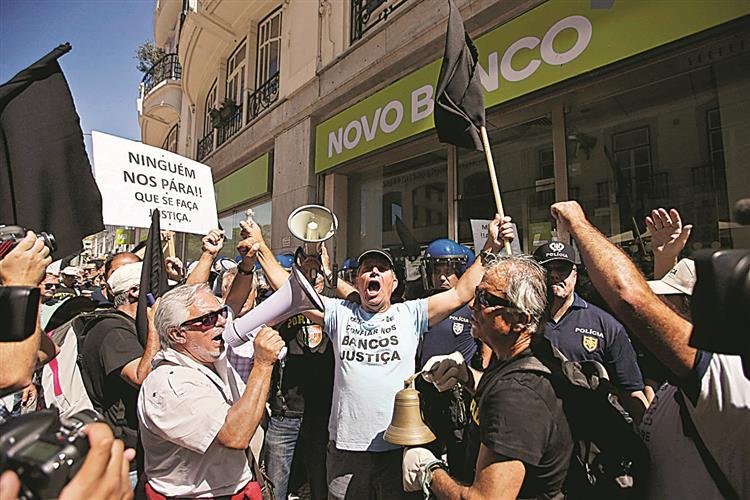 Lesados do BES à espera de Costa