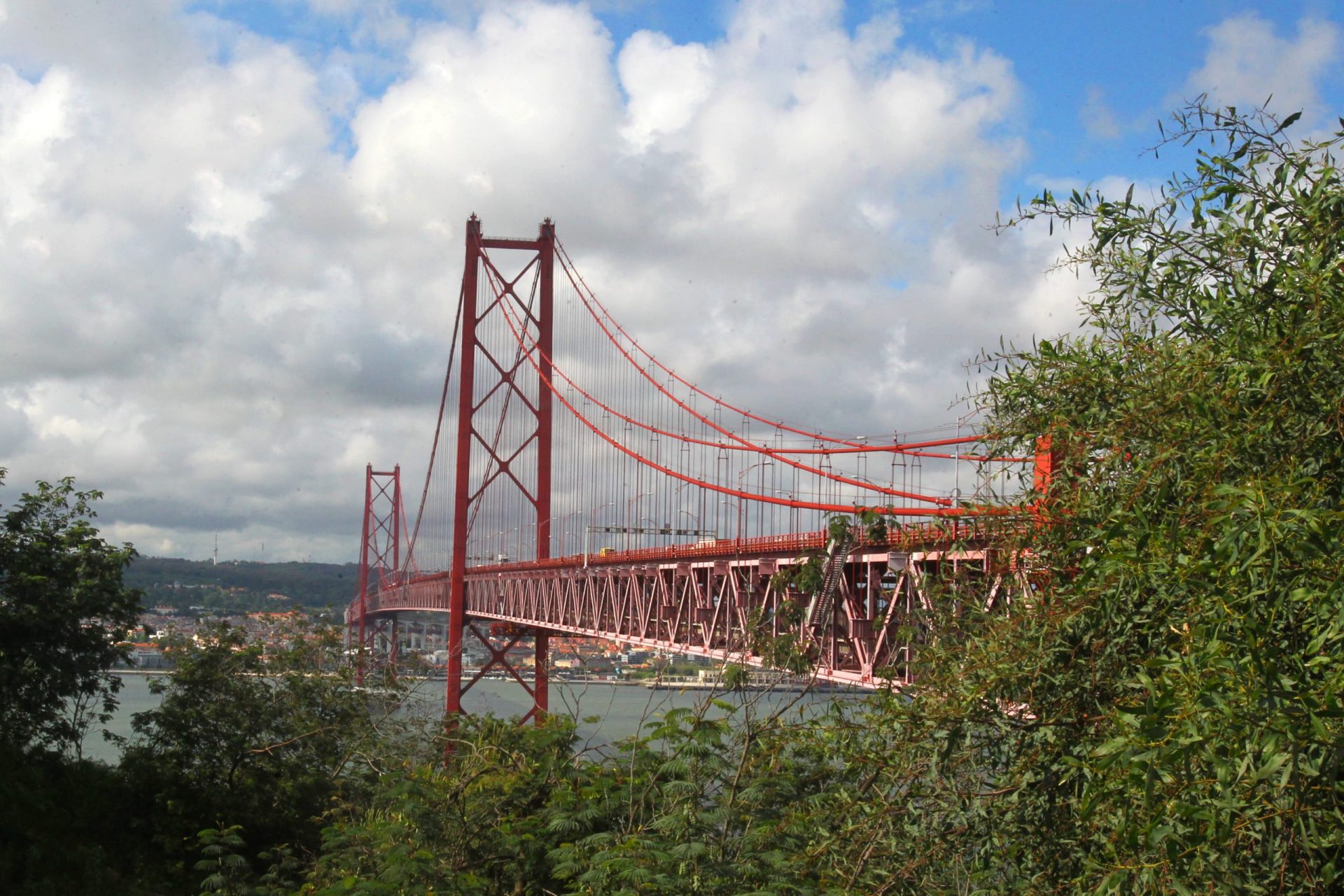 Mulher tentou atravessar a Ponte 25 de Abril nua