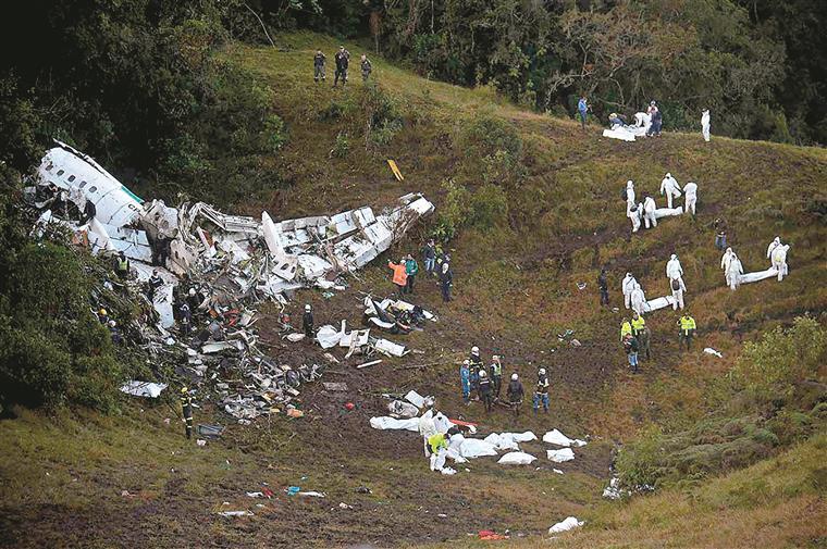 Avião da Chapecoense tinha pouco combustível e peso em excesso