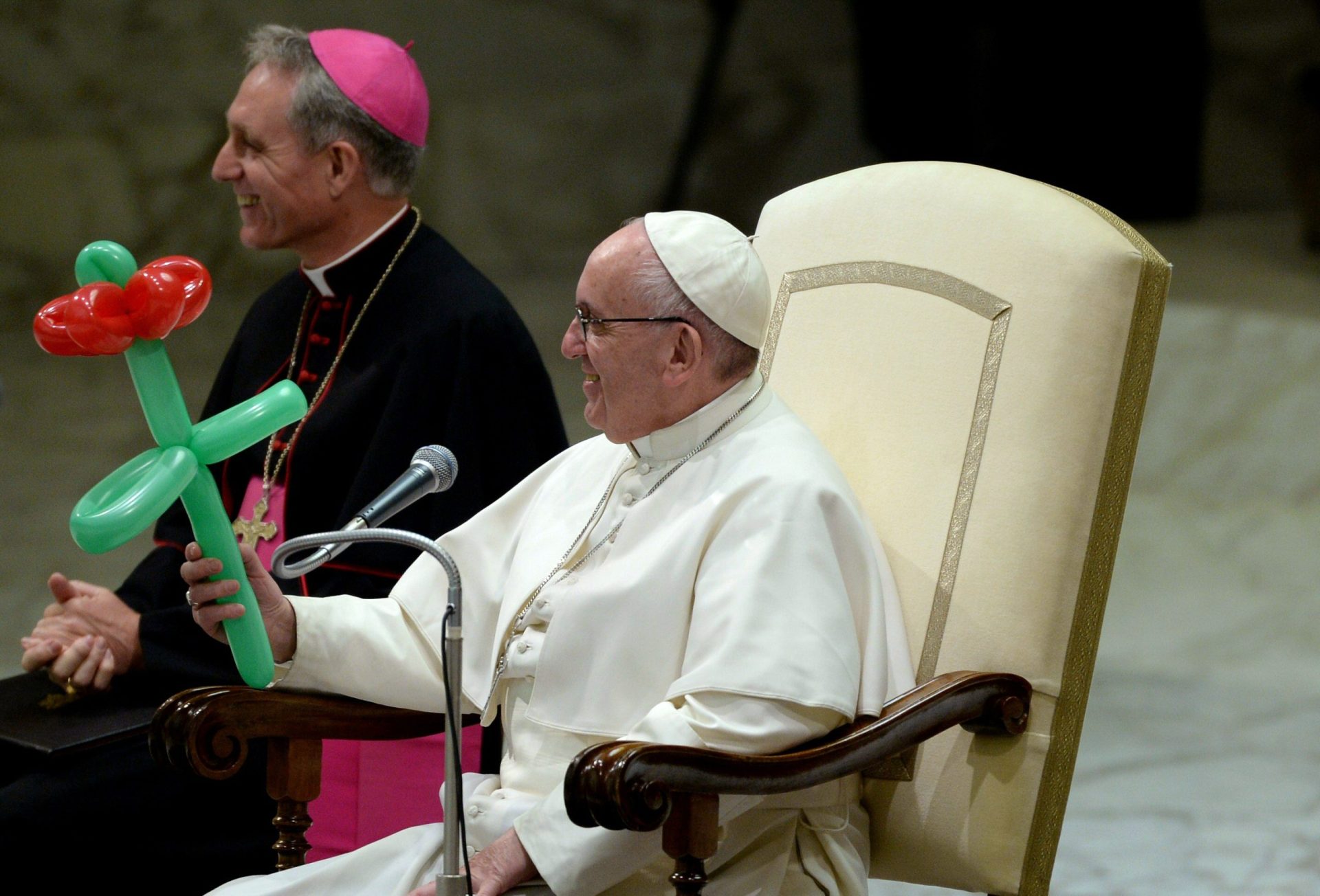 Papa Francisco esteve entre ilusionistas, palhaços e papagaios [vídeo]