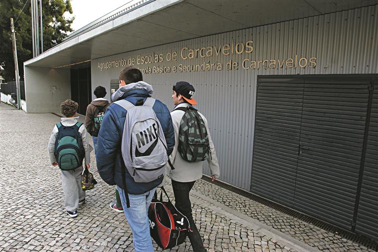 Escola. Proteção civil diz que Secundária  de Carcavelos  já pode abrir