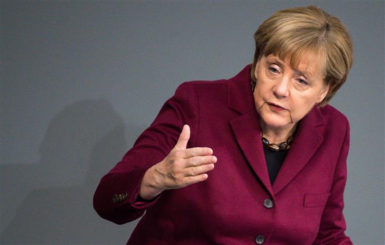 Alemanha. Gabinete de Angela Merkel encerrado devido a pacotes suspeitos