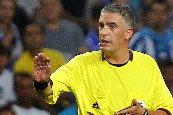 Arbitragem. Um penálti, o árbitro e o pai dele