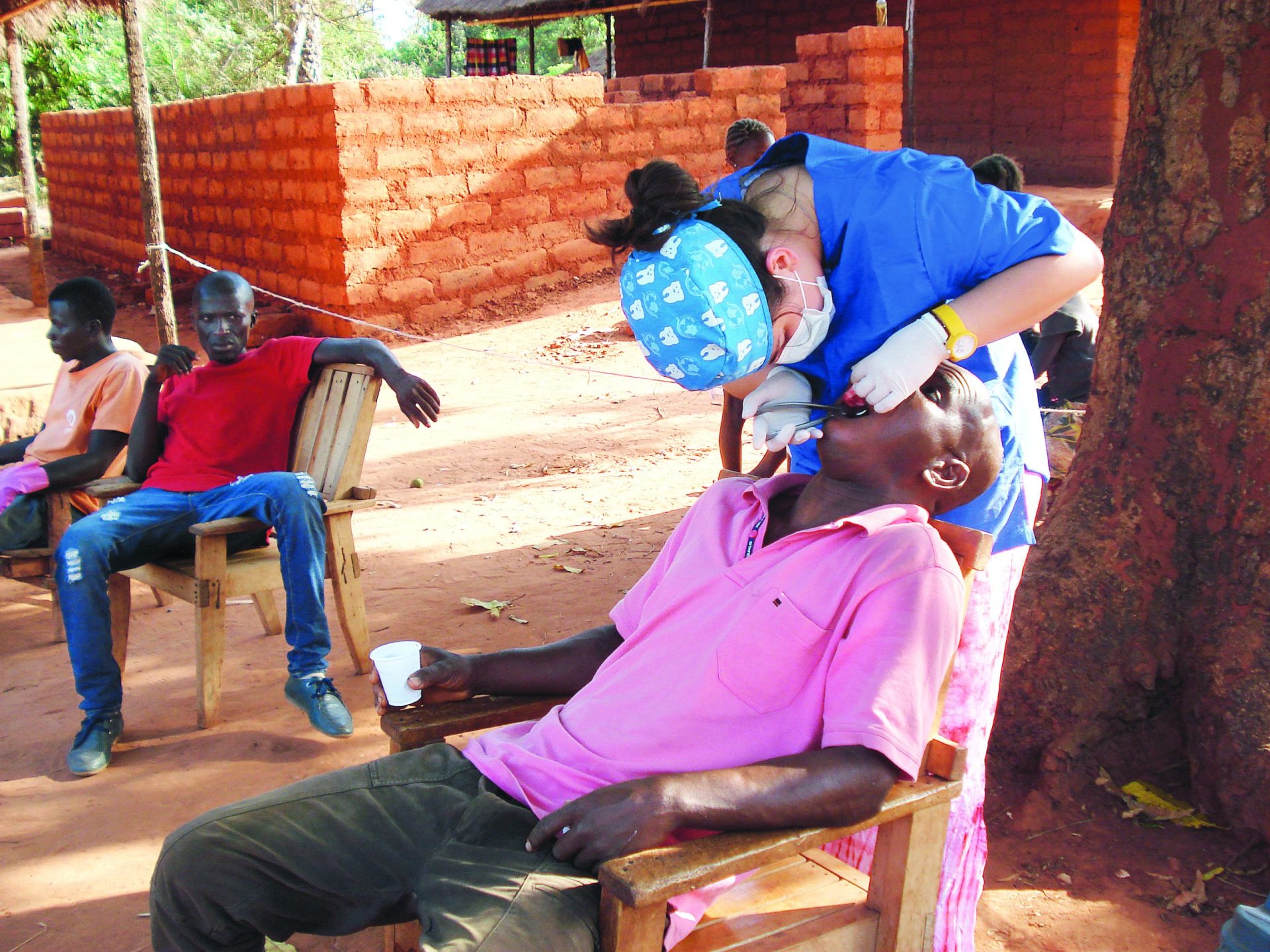 Voluntariado. A dentista que está a pôr a Guiné-Bissau a sorrir