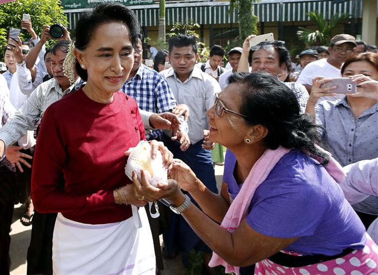 Birmânia. Suu Kyi nomeada para membro do governo