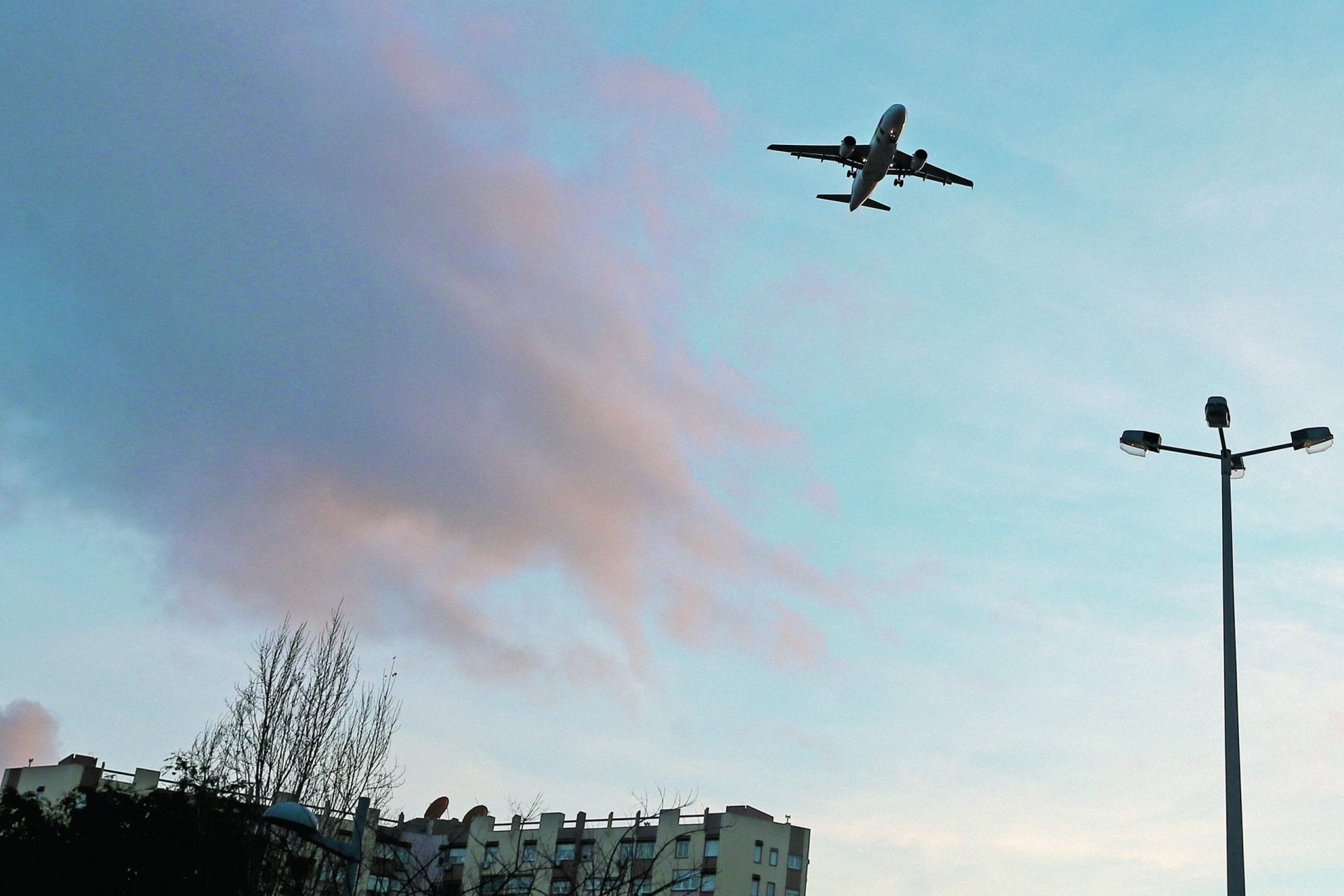 Lisboa-Porto. Guerra aberta entre aviões, comboios  e camionetas