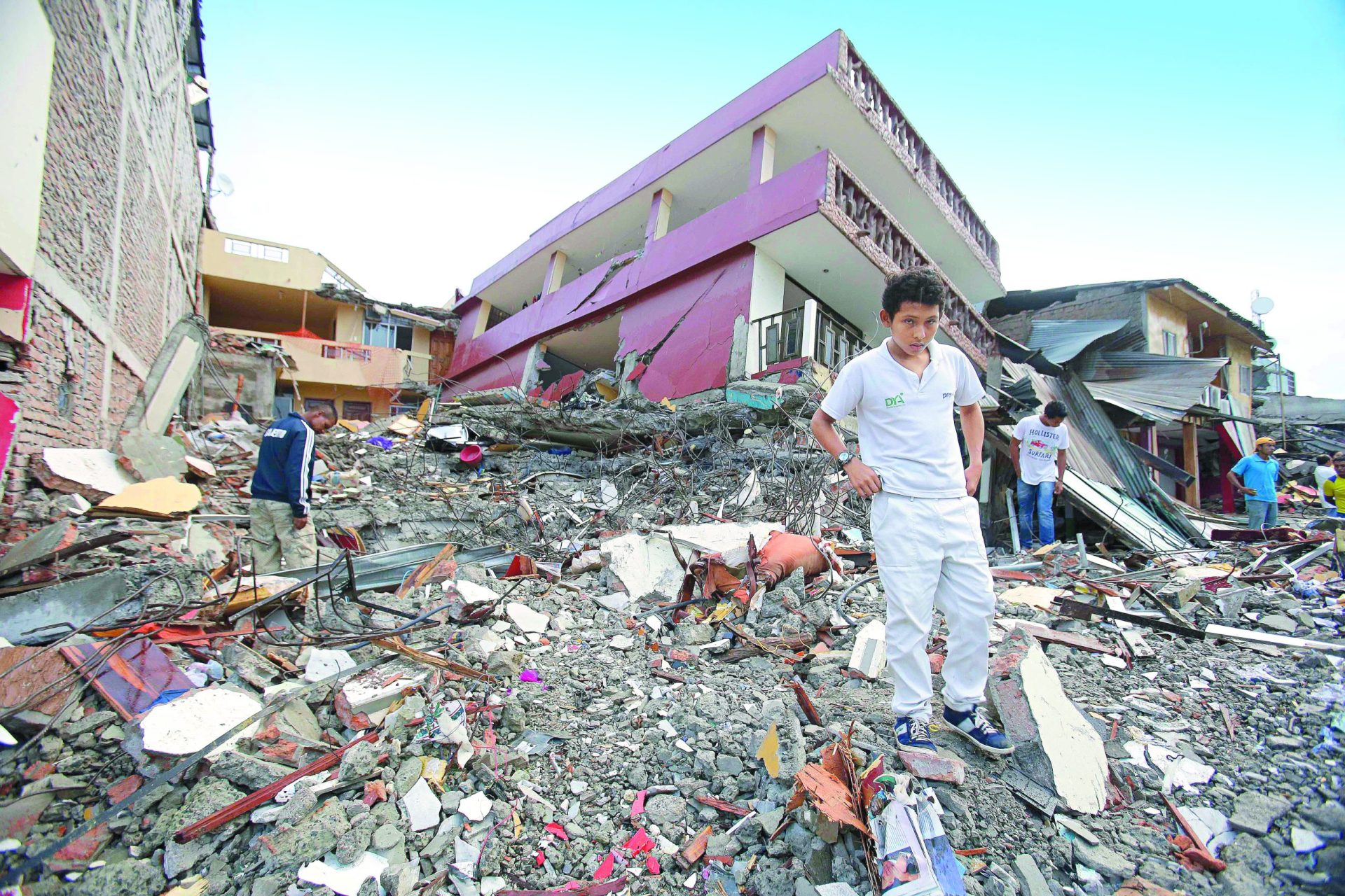 Equador. Sismo reduz a escombros zonas costeiras e faz mais de 230 mortos