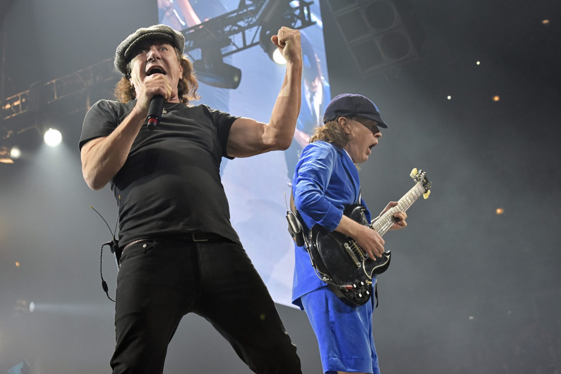 Brian Johnson e Axl Rose. O meu vocalista é melhor que o teu