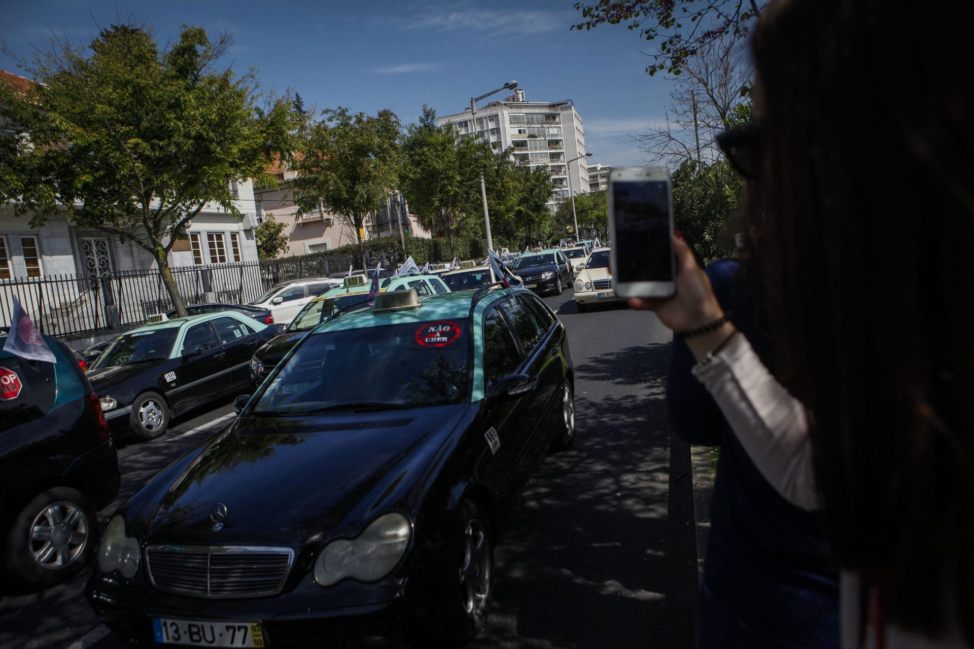 Taxistas param Lisboa em protesto contra a Uber