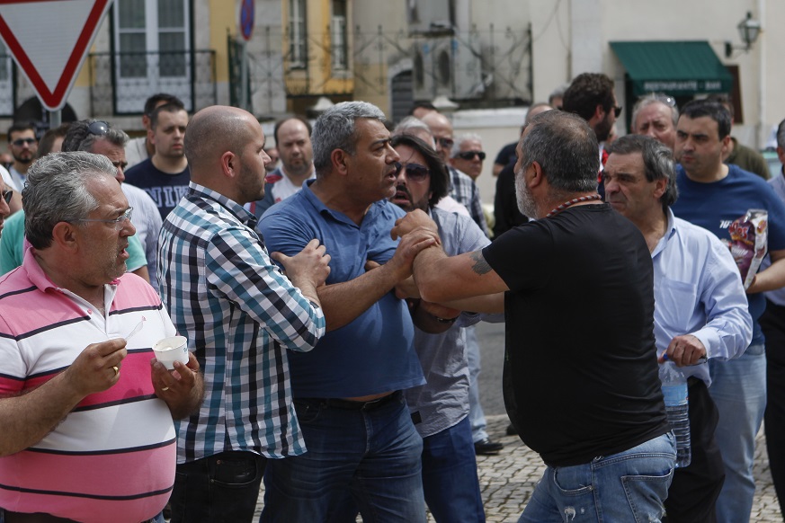 Taxistas ameaçam não abandonar o Parlamento até serem recebidos pelo Governo