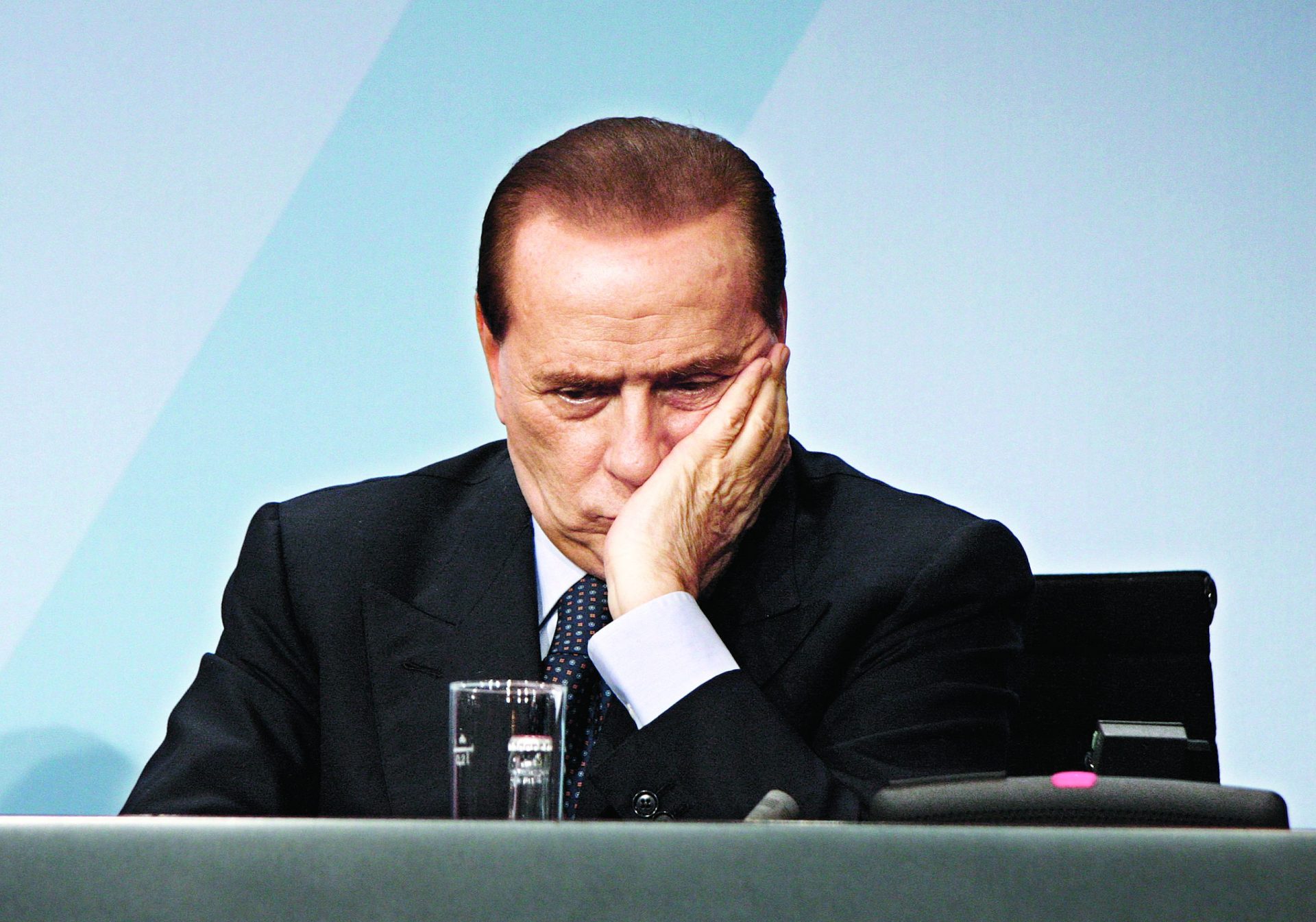 Berlusconi. O rei cede a sua coroa ao fim de 30 anos