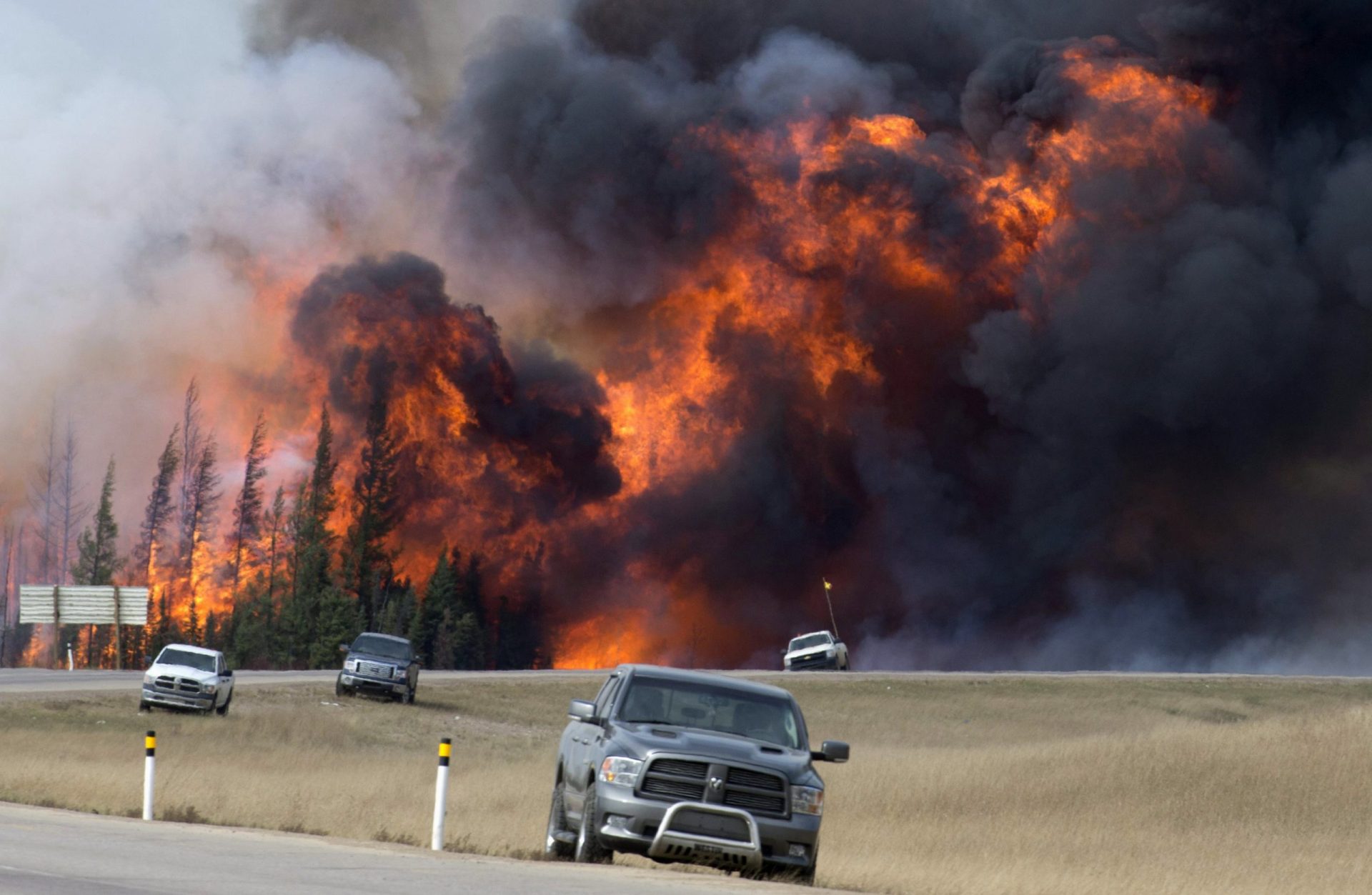 Incêndio no Canadá. Campos de exploração petrolífera evacuados