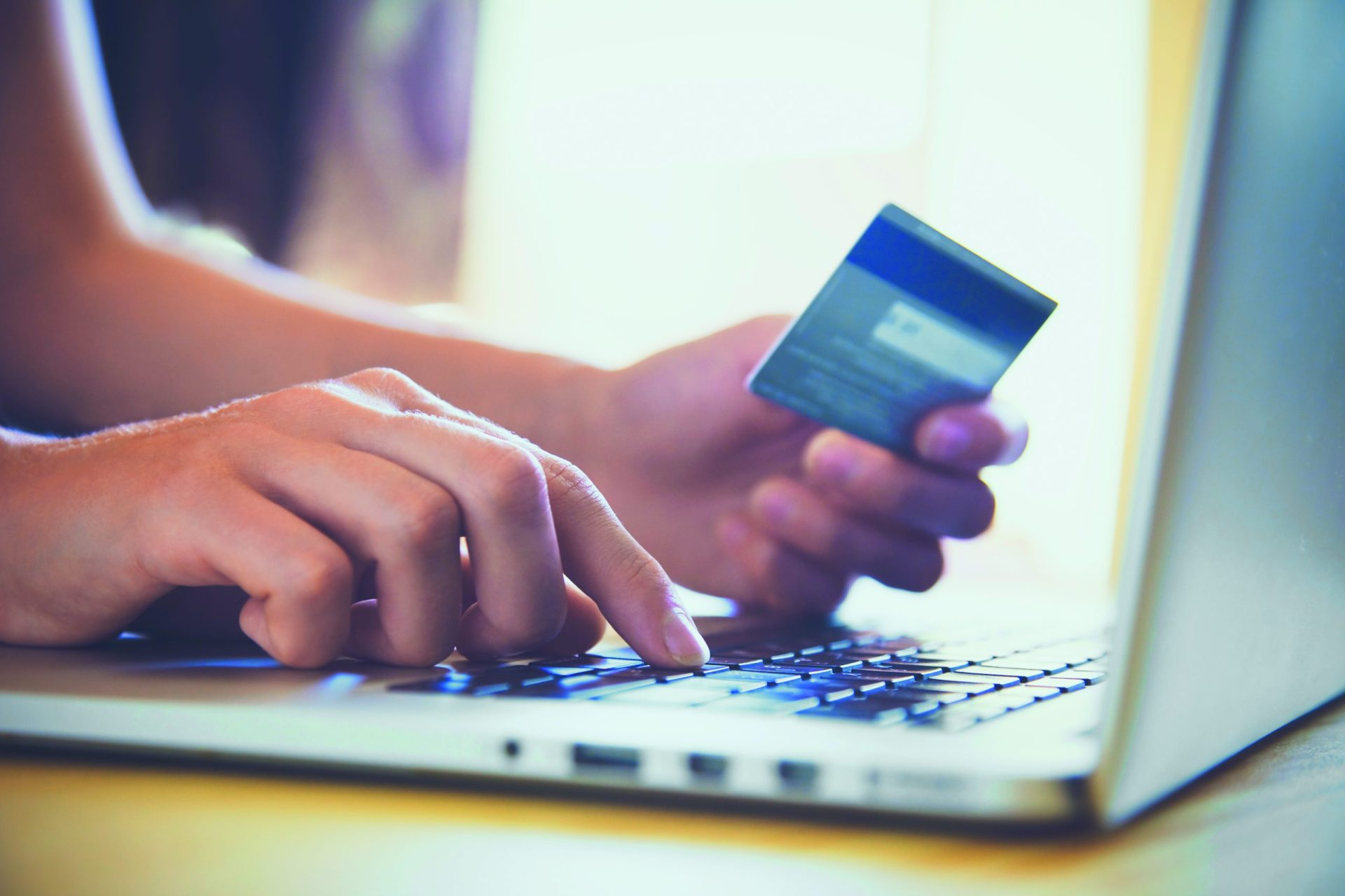 Compras online. Clientes rendidos à rapidez e à poupança