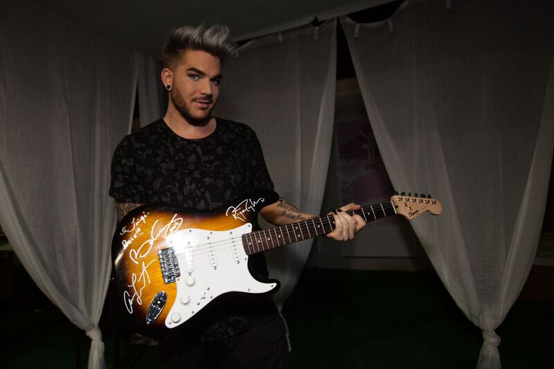 Leilão. Guitarra assinada por Queen e Adam Lambert arrecadou 9 mil euros