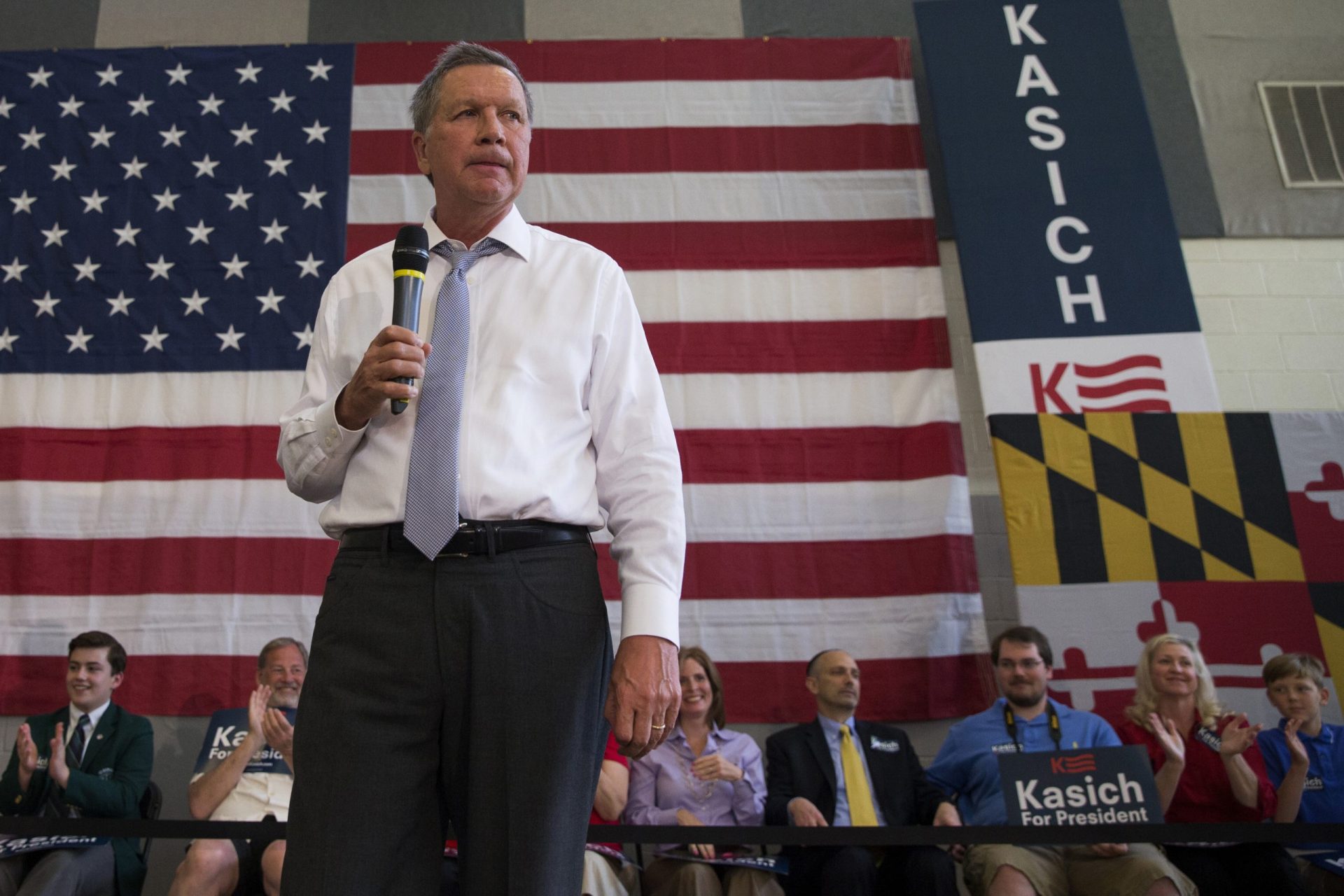 EUA. John Kasich abandona corrida republicana