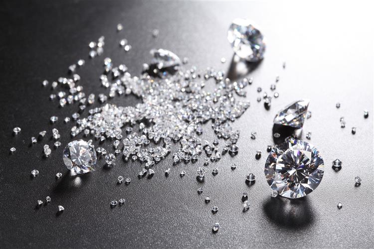 Diamante vendido por preço recorde de 63 milhões de dólares