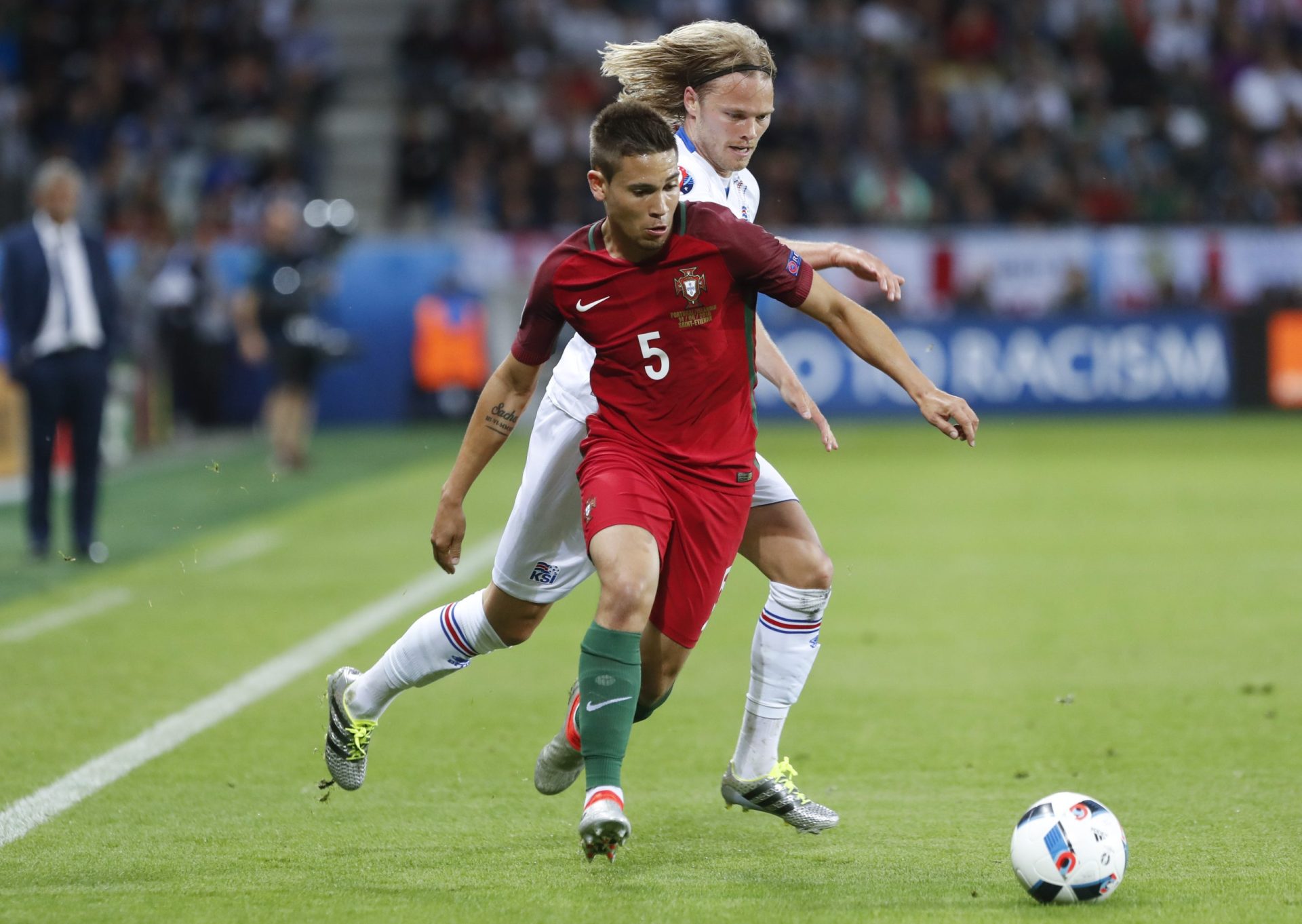 Raphael Guerreiro assina pelo Dortmund