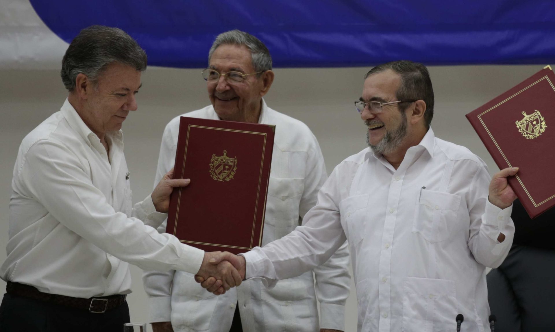 Governo colombiano e FARC assinam acordo de cessar-fogo