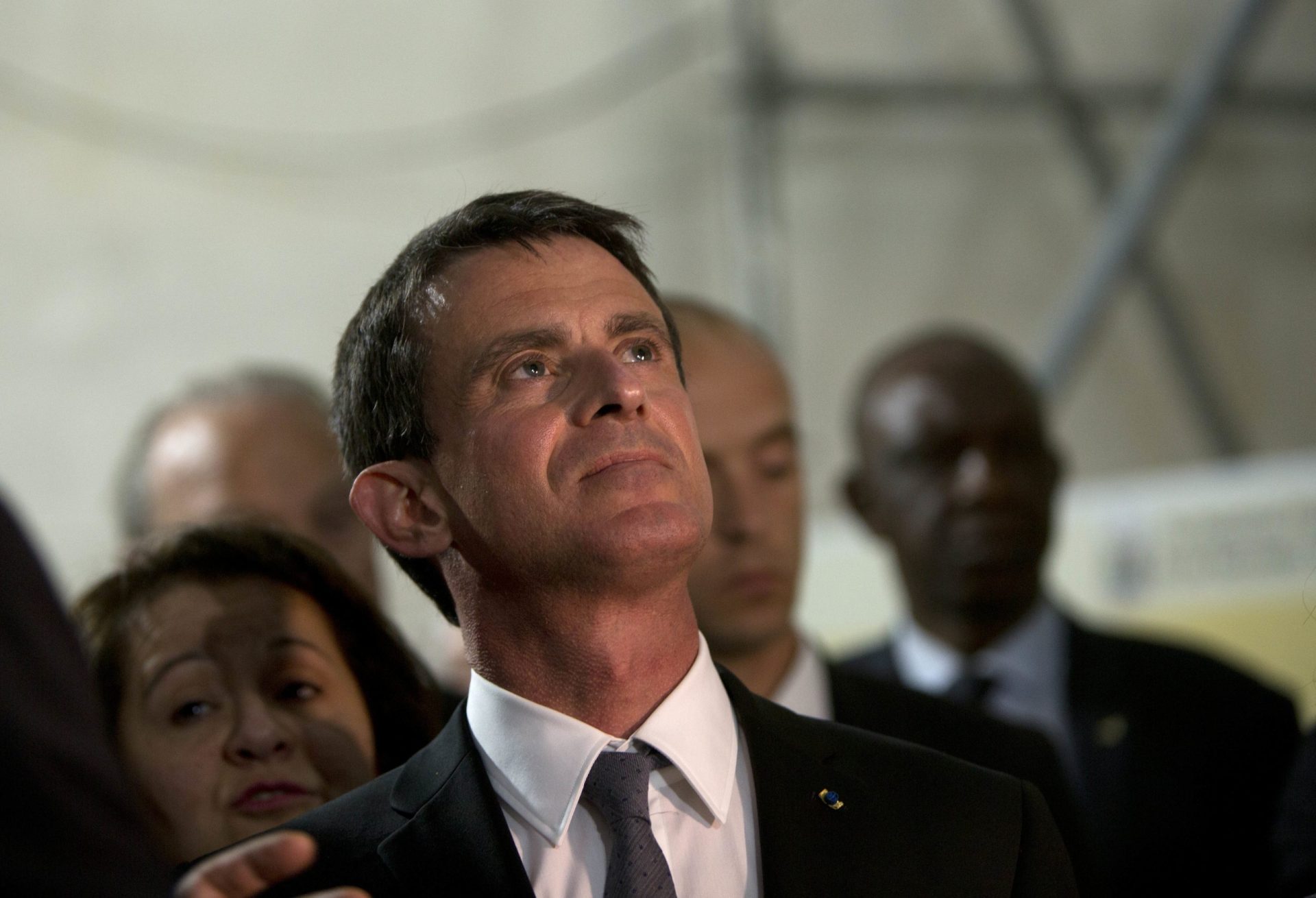 França. Manuel Valls preocupado com imagem do país