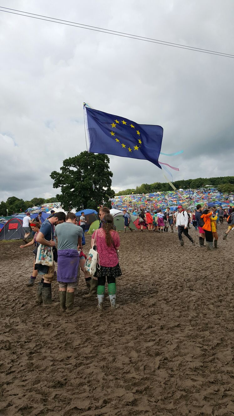 Brexit. Bandeiras da Europa no céu de Glastonbury