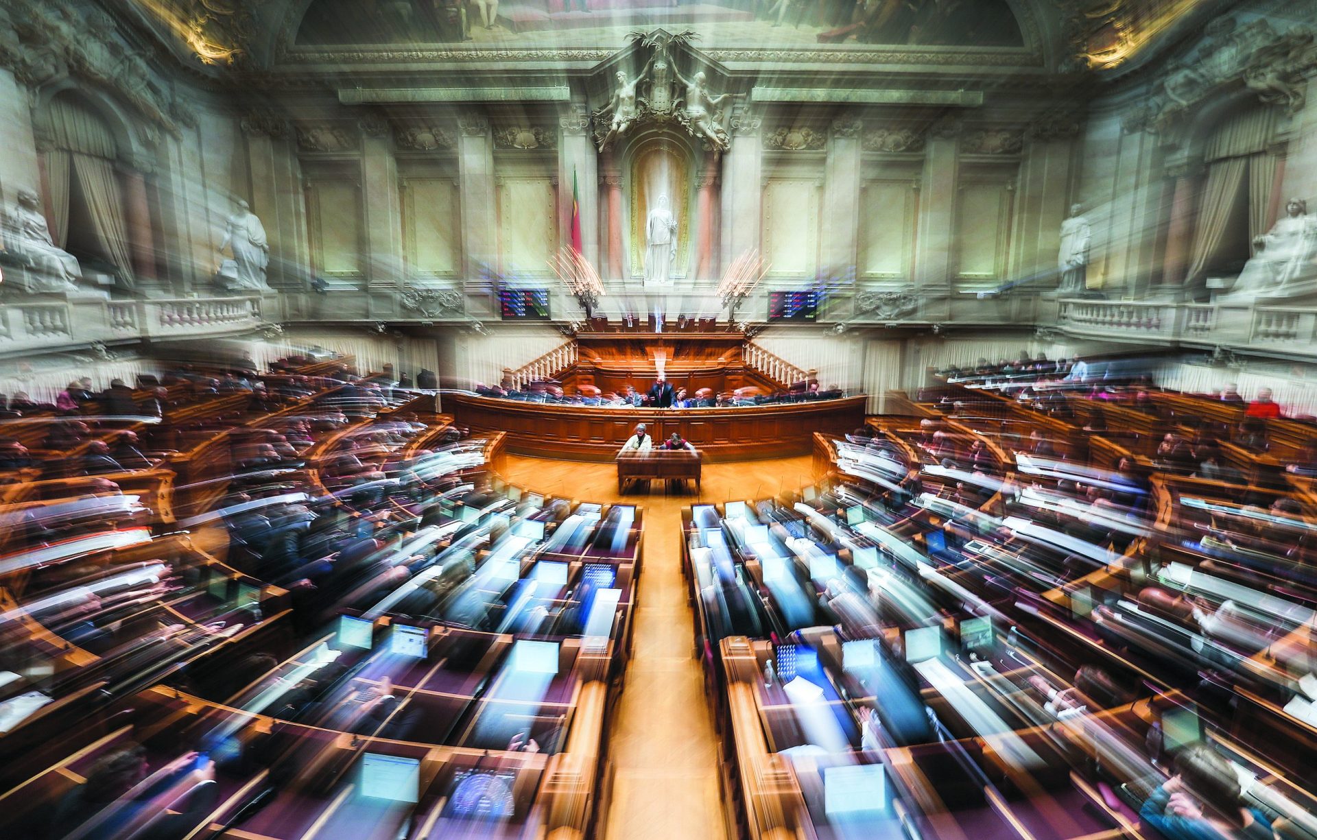 Sanções. Esquerda e direita contra, falta saber se conseguem acordar texto único