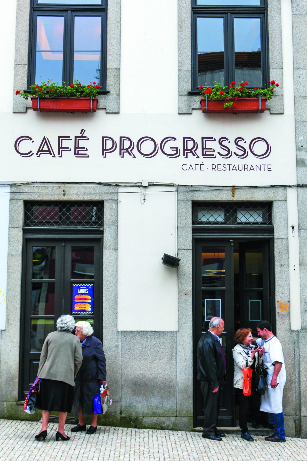 Progresso. Um café onde se sentam netos, filhos, pais e avós