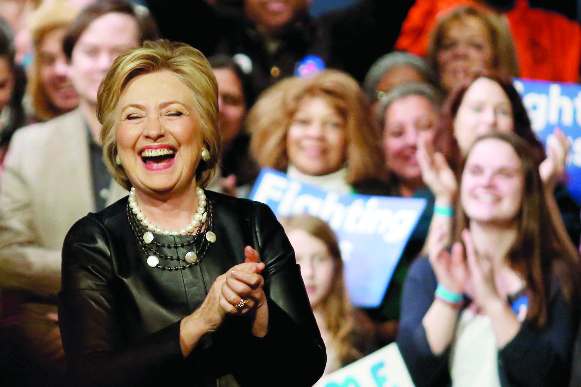 Democratas. Apagar fogos até consagrar a protegida Hillary