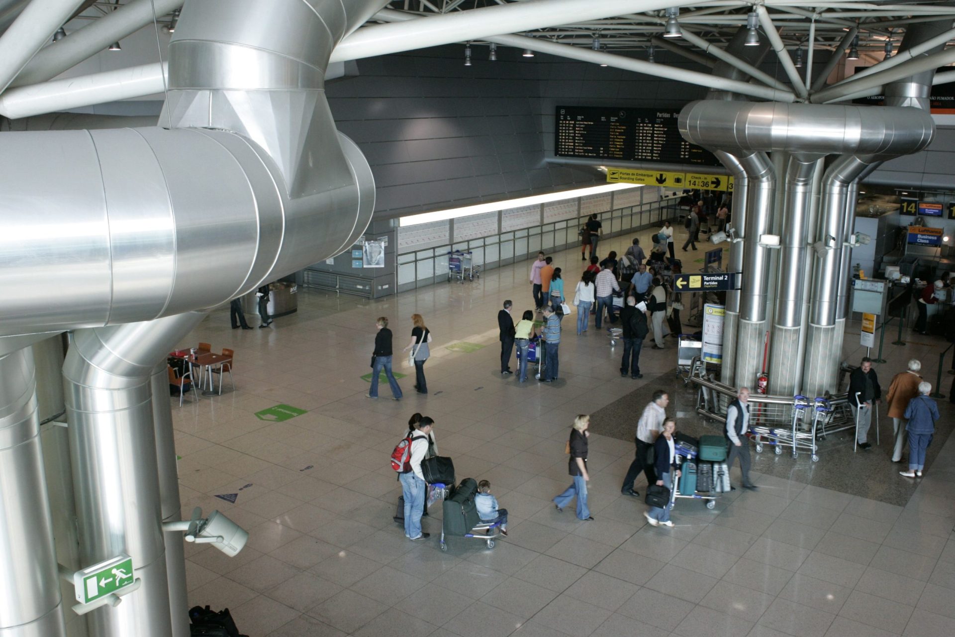 Invasão da pista do aeroporto de Lisboa motivada por imigração ilegal