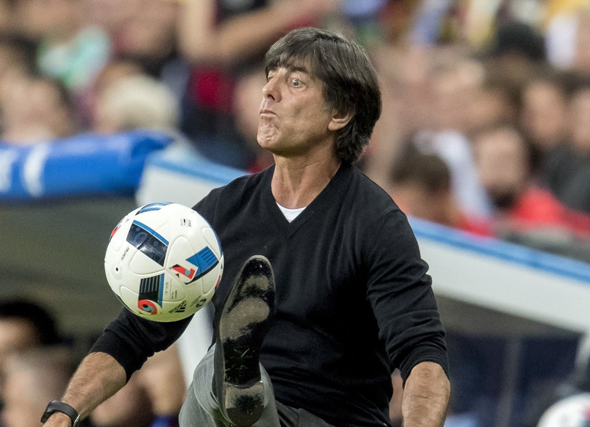 Dececionado Joachim Löw vira-se contra Portugal