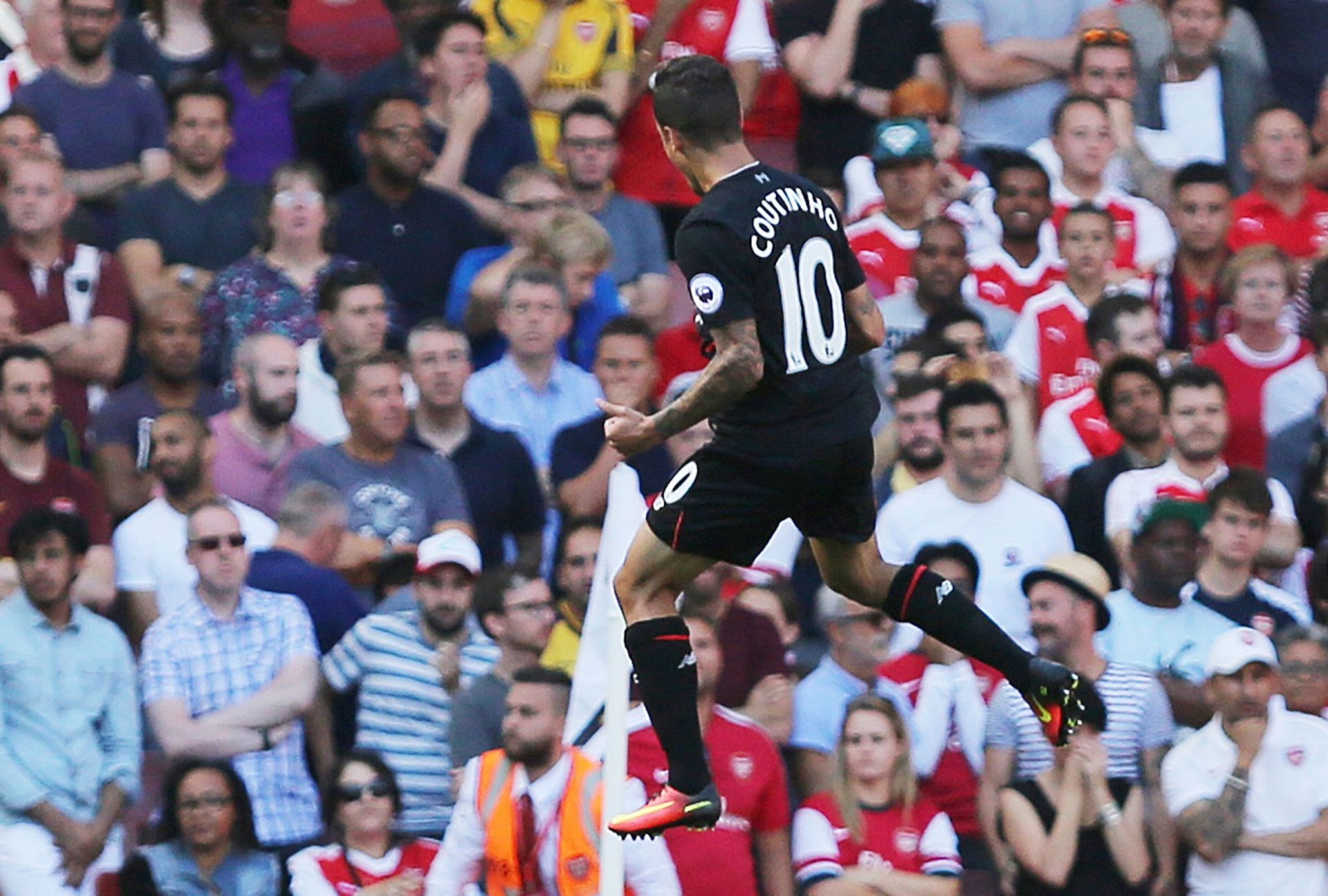 Arsenal-Liverpool. Sete golos e os óculos de Klopp no chão