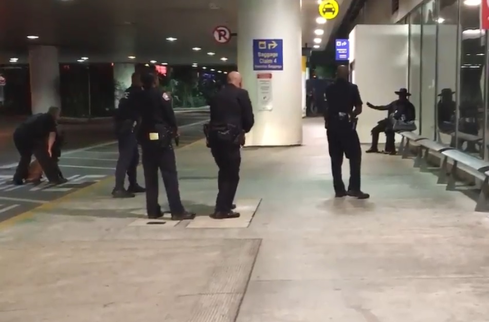 Polícia prende Zorro no aeroporto de Los Angeles