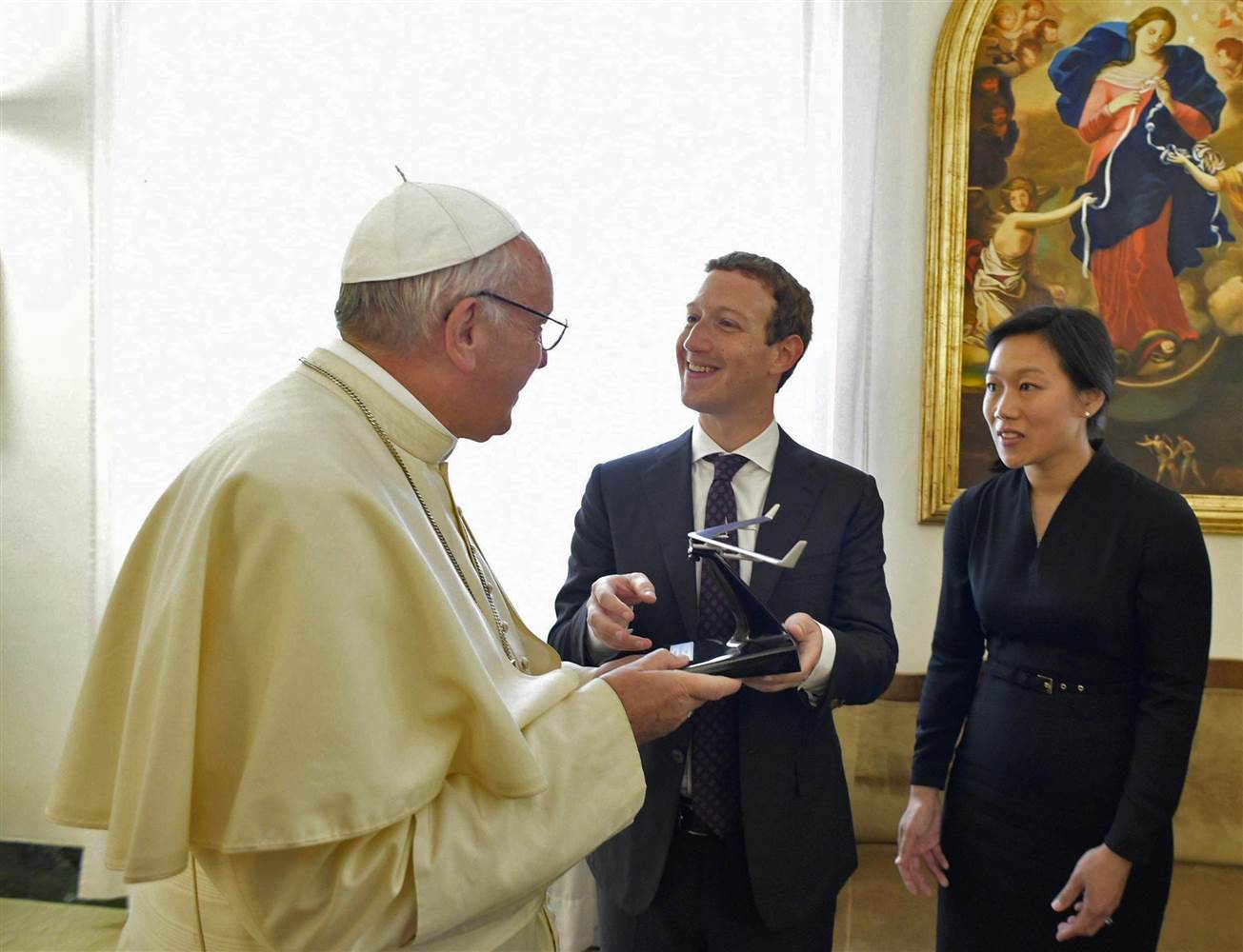 A prenda (muito) atual de Zuckerberg ao papa Francisco