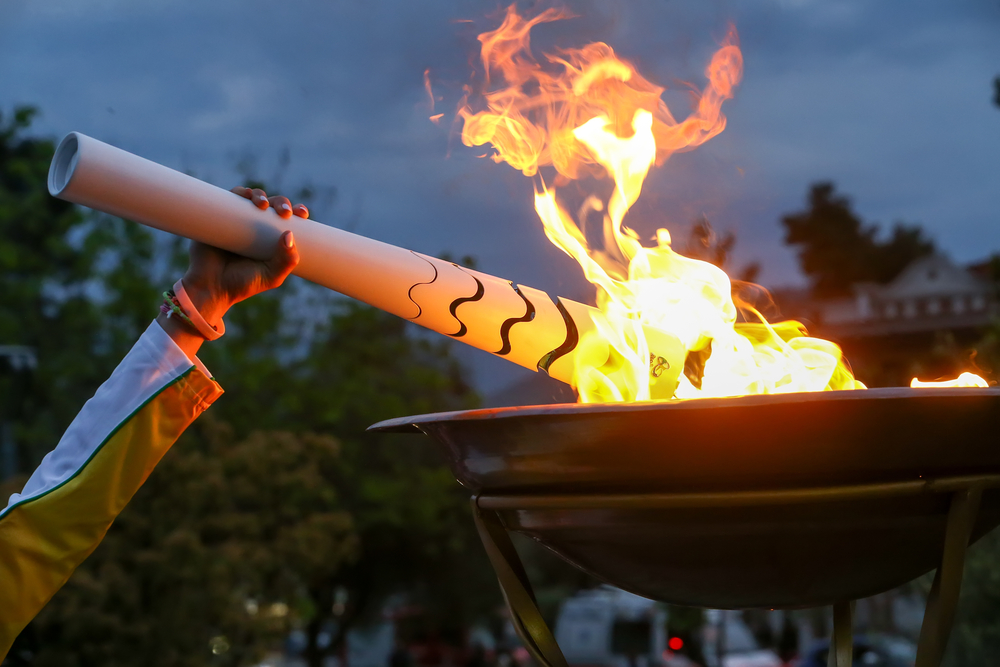 Rio2016. Portador da tocha olímpica baixa calções em protesto contra o Governo