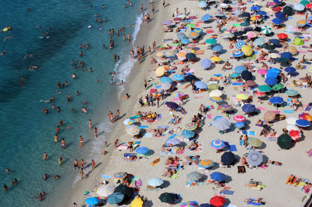 Guardar lugar na praia já dá multa