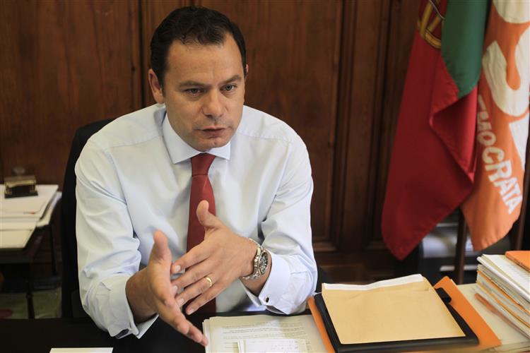 Esquerdas “vivem para o défice”, diz Montenegro